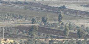 مستوطنون يحرثون أراضي في ترمسعيا شمال رام الله