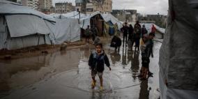 الأمطار والرياح تغرق وتقتلع خيام النازحين في قطاع غزة 