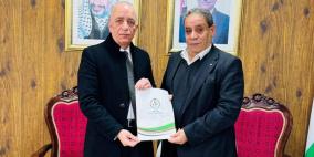 بمرسوم رئاسي: التميمي يسلم محافظ بيت لحم تخصيص 20 دونماً من أراضي جناتة لبناء مستشفى حكومي في بيت لحم