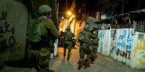 الاحتلال يحاصر مدخل البلدة القديمة بمدينة نابلس ويعتقل مواطنين  