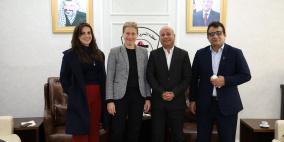 أبو هولي يبحث مع القنصل السويدي أوضاع اللاجئين الفلسطينيين بالمخيمات وأزمة الاونروا المالية وتداعياتها