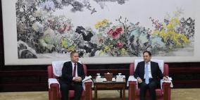 السفير عواد يبحث سبل التعاون مع رئيس جمعية الصداقة الصينية
