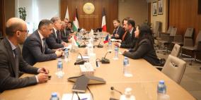 محافظ سلطة النقد يلتقي القنصل العام الفرنسي ويبحثان تطورات القطاع المالي والمصرفي