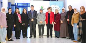 مؤسسة نُعلّم لفلسطين تسلم عدداً من أجهزة الحاسوب المحمولة إلى المعهد الوطني للتدريب التربوي بدعم من بنك فلسطين