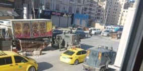 قوة كبيرة من جيش الاحتلال معززة بالجرافات تقتحم محيط مخيم قلنديا وبلدة كفر عقب