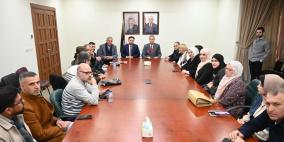 السفير اللوح يطلع الكتاب والأدباء الفلسطينيين في القاهرة على آخر المستجدات