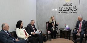  وزير الصناعة يلتقي بالقنصل البريطاني العام في القدس 