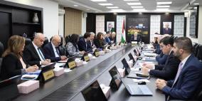 الحكومة توضح مصير رواتب الموظفين في فلسطين ضمن موازنة الطوارئ لعام 2026