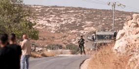 مستوطنون يشقون طريقا استيطانيا شمال شرق رام الله