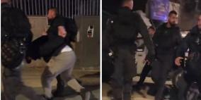 الاحتلال يعتدي على المصلين ويعتقل عددا من الشبان عند باب الساهرة