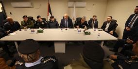 وزير الداخلية يترأس اجتماع اللجنة الإعلامية للاستجابة الطارئة بحضور قادة المؤسسة الأمنية