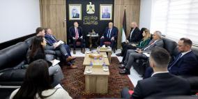 وزير الداخلية يبحث مع رئيس مكتب الممثلية الكندية تطورات الأوضاع الراهنة في الأراضي الفلسطينية