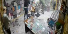 القبض على 3 أشخاص مشتبه بهم بتحطيم محل تجاري في الخليل