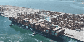 شحنة من الفولاذ العسكري في ميناء أبو قير في مصر بانتظار إعادة شحنها إلى شركات السلاح الإسرائيلية