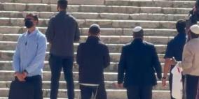 شاهد: المتطرف بن غفير ومجموعة من المستعمرين يقتحمون المسجد الأقصى