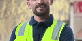 خاص| بمبادرة فردية.. شاب من الخليل يرمّم حفر الشوارع على نفقته الخاصة