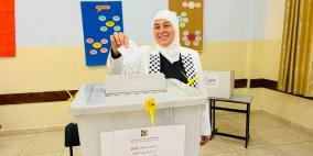 بالصور| غنام تدلي بصوتها في الانتخابات المحلية بدير دبوان
