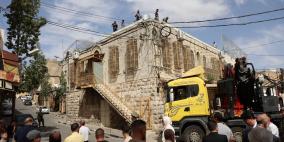 الاحتلال ينفذ أعمال بناء فوق سطح مبنى بلدية الخليل القديم المغلق منذ سنوات