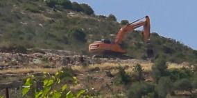 مستوطنون يشرعون بتجريف أراضٍ زراعية غرب سلفيت