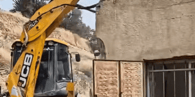الاحتلال يجبر مواطنة على هدم منزلها في القدس