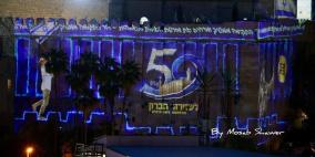 مستوطنون يضيؤون جدران المسجد الإبراهيمي في الخليل بذكرى احتلال الضفة