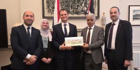 "التربية" تُطلع وزيراً بريطانياً على الانتهاكات بحق التعليم عبر لقاء افتراضي لمدرسة في الخليل