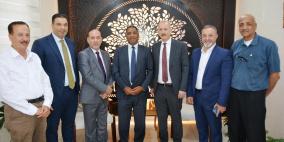 المدير العام للبنك الإسلامي العربي يزور بلدية أريحا مهنئًا رئيسها