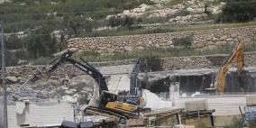 القدس.. الاحتلال يجبر عائلة على هدم 7 منازل ويعتقل مواطنين من قلنديا (فيديو)