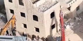 الاحتلال يهدم منزلا وبناية سكنية في كفر عقب شمال القدس
