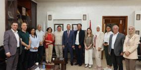 رئيس بلدية الخليل يدعو المانحين إلى تعزيز دعم المشاريع التنموية