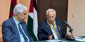 الرئيس يمنح المهندس المغربي أحمد البيّاز "نجمة يبوس" من وسام الرئيس ياسر عرفات