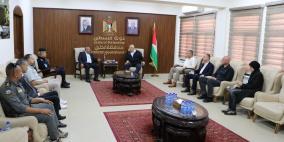 وزير الداخلية يتفقد محافظة الخليل ويؤكد: إنفاذ القانون وتعزيز السلم الأهلي أولوية وطنية