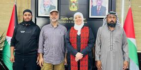 غنام خلال تسليم مساعدات واعلافاً لتجمع أبو فزاع: سنواصل دعم التجمعات البدوية وترسيخ صمودها