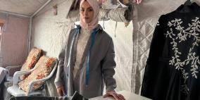 خاص بالصور| حين تصبح الخيمة مشغلاً.. إسراء تعيد بناء حياتها بماكينة خياطة