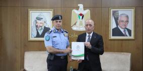 رئيس سلطة الأراضي يسلم تخصيصا لصالح وزارة الداخلية ولمنفعة الشرطة