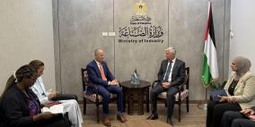 وزير الصناعة يبحث مع السفير الكندي سبل تعزيز التعاون المشترك