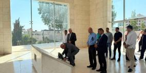 وضع إكليل زهور على ضريح الرئيس ياسر عرفات في الذكرى الـ97 لميلاده