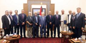 الرئيس عباس يقلد قامات وطنية ومؤسسين في "اتحاد الكتاب" والأدباء أوسمة الثقافة والعلوم والفنون