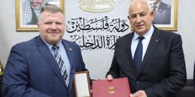 باسم الرئيس: وزير الداخلية يمنح العميد جيسون لانجليه ميدالية الخدمة الممتازة (صور)