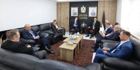 وزير الداخلية يبحث مع مدير مكتب مكافحة المخدرات وإنفاذ القانون (INL) تعزيز التعاون في دعم قطاع الأمن