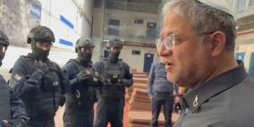 بن غفير يقتحم سجن النقب ويأمر بمصادرة ملابس الأسرى والمصاحف
