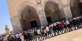 صور | عشرات الآلاف يؤدون الجمعة في الأقصى