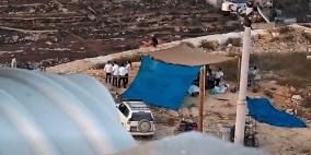 بالفيديو: مستوطنون يواصلون حصار منزل في قصرة جنوب نابلس لليوم الرابع