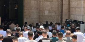 70 ألفا يؤدون الجمعة في المسجد الأقصى رغم إجراءات الاحتلال