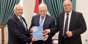 الرئيس عباس يتسلم التقرير السنوي لجامعة القدس المفتوحة