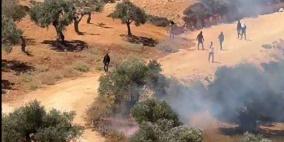 مستوطنون يهاجمون شبانا في قصرة واندلاع مواجهات