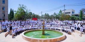 جامعة القدس تنظم حفل الرداء الأبيض لطلبة الطب إيذانًا بانتقالهم إلى التدريب السريري