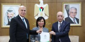 رئيس سلطة الأراضي يسلّم تخصيصاً لصالح وزارة الثقافة ولمنفعة جمعية ومركز حواء للثقافة والفنون في نابلس
