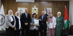 حمدان والتميمي يسلمان جمعية ومركز حواء الأوراق اللازمة لتخصيص منفعة من قطع أراضي بيت وزن