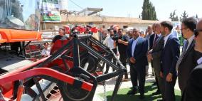 وزارة الزراعة توزع وحدتي بذار علفية لجمعيتين زراعيتين في البرج وصوريف ومساعدات لتجمع دير شمس والطيران بالخليل
